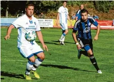  ?? Foto: Dirk Sing ?? Auch hinter seinem Einsatz steht noch ein Fragezeich­en: Burgheims Angreifer Lukas Biber (rechts).