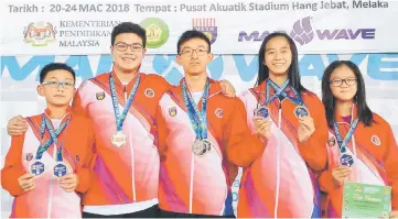  ??  ?? Sarawak’s best performers in the swimming category of the MSSM aquatic championsh­ip (from left) Hii Puong Jie, Zachary Tan, Hii Puong Wei, Leong Wan Mei and Kelly Teo Yao.