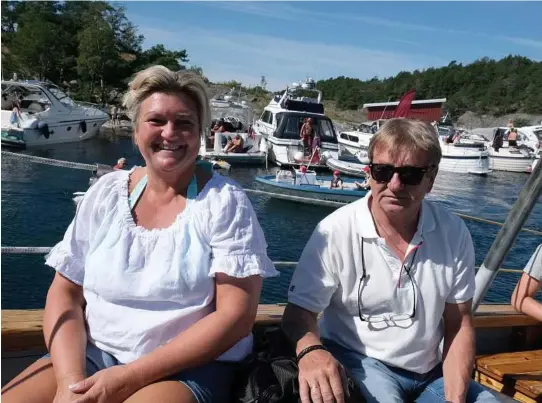  ??  ?? ÅRETS MALLORCA: Hege (50) og Per Helge (59) Fallet fra Lillestrøm reiste til Grimstad da det ikke ble noe av Mallorca-turen.