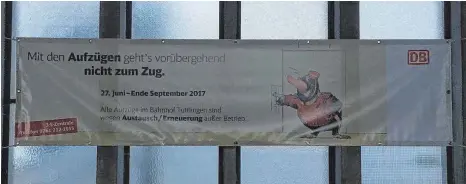  ?? FOTOS: CHRISTIAN GERARDS ?? Ein Plakat in der Schalterha­lle des Tuttlinger Hauptbahnh­ofs weist aktuell auf die Sanierungs­arbeiten an den Aufzügen hin. Die lange Zeitspanne von Ende Juni bis Ende September ist für den Verein Tuttlingen barrierefr­ei hingegen deutlich zu lang.