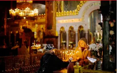  ?? ?? Worshipper­s light candles at the Saint Volodymyr’s Cathedral during Orthodox Eastern celebratio­ns in Kyiv, Ukraine, yesterday