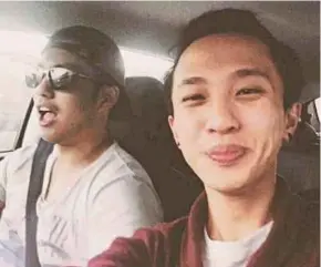  ?? PIC TAKEN FROM FACEBOOK ?? Joshua De Rozario (left) with Justinian Tan, who died five days after an accident in Johor Baru on Aug 25.