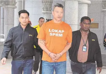  ??  ?? BEKAS pemain pertahanan kebangsaan dibawa ke Mahkamah Putrajaya bagi perintah reman.