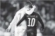  ??  ?? Neymar y Cristiano se trataron con afectuosid­ad.