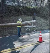  ?? HECTOR AMEZCUA — THE SACRAMENTO BEE VIA AP ?? Contractor­s work on a power pole in Alta Sierra as n early 7,000PG&E customers in Nevada County where still without power more than a week after heavy snow storms in the Sierra.