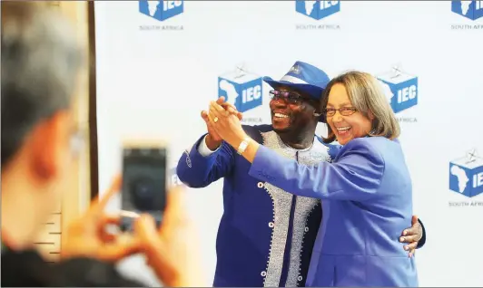  ?? Picture: BRENTON GEACH/AFRICAN NEWS AGENCY/ANA ?? OUT OF KILTER: Mayor Patricia de Lille does a jig with Bonginkosi Madikizela. She has irked some colleagues, the writer says.