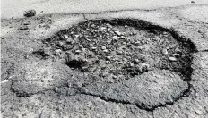  ?? DPA-BILD: HOLLEMANN ?? Beschädigt­er Asphalt: Beim Ausbau kommunaler Straßen werden Anlieger an den Kosten beteiligt.