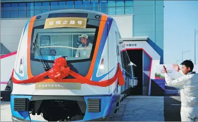  ?? PROVIDED TO CHINA DAILY ?? A subway train is delivered in Urumqi, capital of the Xinjiang Uygur autonomous region.