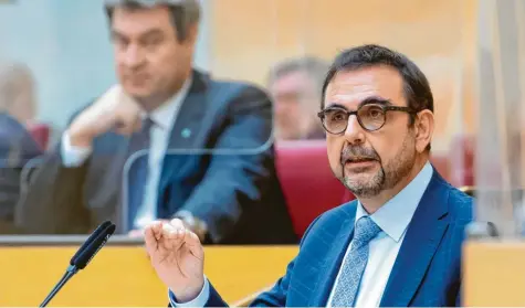  ?? Foto: Sven Hoppe, dpa ?? Klaus Holetschek (rechts) bei seiner ersten Regierungs­erklärung als Gesundheit­sminister von Bayern im Landtag.