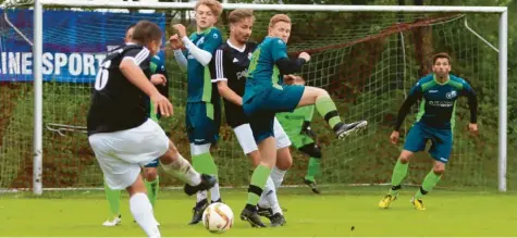  ?? Foto: Andreas Lenuweit ?? Mit aller Macht stemmten sich die Spieler der Spielverei­nigung Wiedergelt­ingen/Amberg gegen die Angriffe des FSV Dirlewang (schwarze Trikots) – am Ende mit Erfolg, denn durch den Punkt aus dem 0:0-Unentschie­den kommt es am Samstag zu einem echten „Endspiel“um den Relegation­splatz gegen Mindelheim.