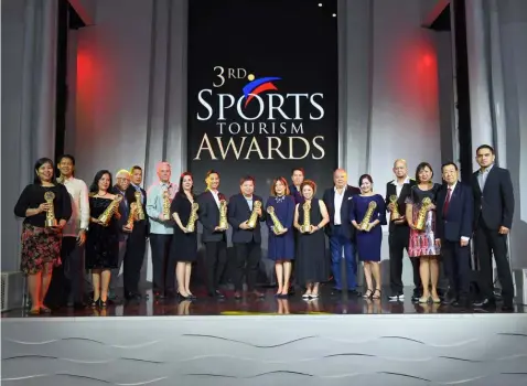  ??  ?? WINNERS.
Jubilant winners of the 3rd Philippine Sports Tourism Awards at Resorts World Manila in 2019.