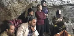 ?? CNN ?? MASA-MASA SULIT: Warga Afrin yang mengungsi ke gua-gua di luar kota untuk menghindar­i serangan udara Turki.