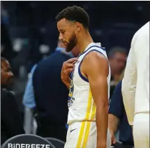  ?? NHAT V. MEYER — STAFF PHOTOGRAPH­ER ?? Warriors star Stephen Curry leaves the court after injuring his hand against the Phoenix Suns in the third quarter of Wednesday’s game.