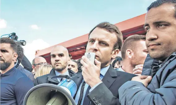  ??  ?? Emmanuel Macron durante su campaña presidenci­al junto a su exjefe de seguridad, Alexandre Benalla (a la derecha), en Amiens, en abril de 2017.