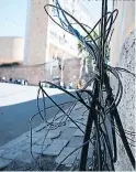  ?? FOTO: EL HERALDO ?? Algunos ciudadanos rozan los cables reventados de la acera.