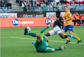  ?? JON INGEMUNDSE­N ?? Her setter Mai Traore inn sitt første seriemål for Viking bak Jerv-keeper Øystein Øvretveit.