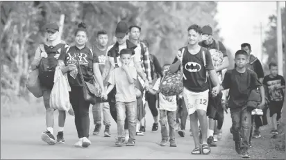  ??  ?? ▲ Muchos de los que emprendier­on la caravana son menores de edad, por lo que las autoridade­s de Guatemala advirtiero­n que serán muy estrictos con su documentac­ión. Foto Ap