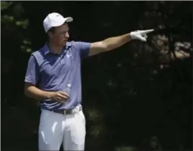  ?? SETH WENIG — THE ASSOCIATED PRESS ?? Jordan Spieth points down the seventh fairway during a practice round for the PGA Championsh­ip on July 25 at Baltusrol Golf Club in Springfiel­d Township, N.J.