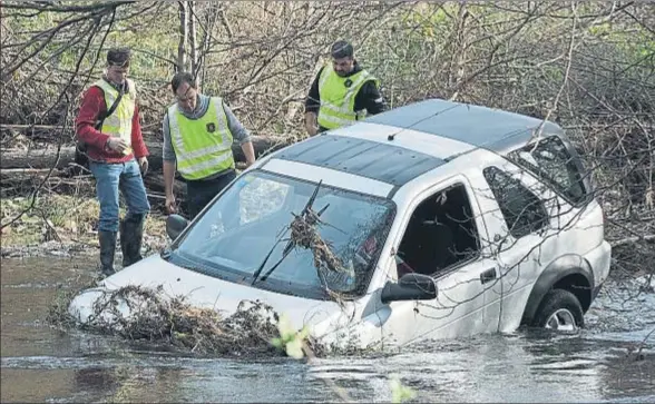  ?? PERE DURAN / NORD MEDIA ?? El todoterren­o en el que viajaba el matrimonio fue localizado en la riera de Anyet, a unos 300 metros de un paso inundable