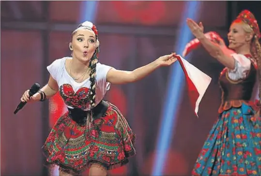  ?? FRANK AUGSTEIN / AFP ?? La derrota de Donatan & Cleo frente a Conchita Wurst en Eurovisión indignó a la derecha polaca