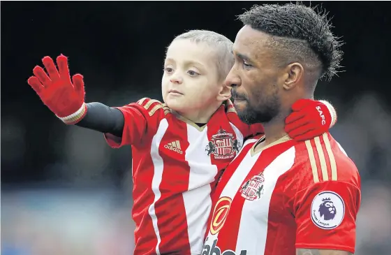  ??  ?? Sunderland striker Jermain Defoe holds Bradley Lowery before a Premier League match last season.