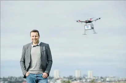  ?? ARNALDUR HALDORSSON / BLOOMBERG ?? Maron Kristofers­son, conseller delegat d’Aha, davant un dron amb menjar als afores de Reykjavík