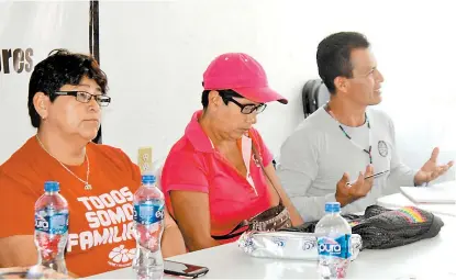  ??  ?? Blanca Luz Nava, Carmen Ramírez y Epifanio Álvarez, del colectivo Nos faltan 43, en conferenci­a de prensa.