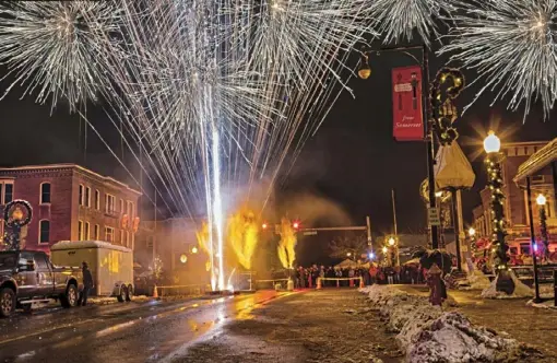  ?? Linda Seanor ?? Fireworks are set off from the town diamond in Somerset at last year’s Fire & Ice Festival.