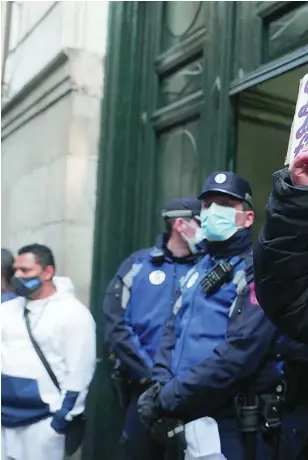  ??  ?? Una mujer levanta un cartel en protesta por un desahucio en el centro de Madrid