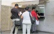  ?? ARCHIVO ?? Personas hacen fila en una entidad en Barranquil­la.