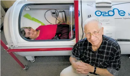  ?? Photo / Alan Gibson ?? Robin Stewart in her mild hyperbaric chamber installed by husband Ian.