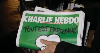  ?? Bild: LIONEL CIRONNEAU ?? MODIGA.
Det första numret av franska tidningen Charlie Hebdo efter massakern.