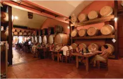  ??  ?? Voilà une belle occasion de déguster les vins et autres produits piémontais, à table au milieu des barriques du domaine Gian Piero Marrone.