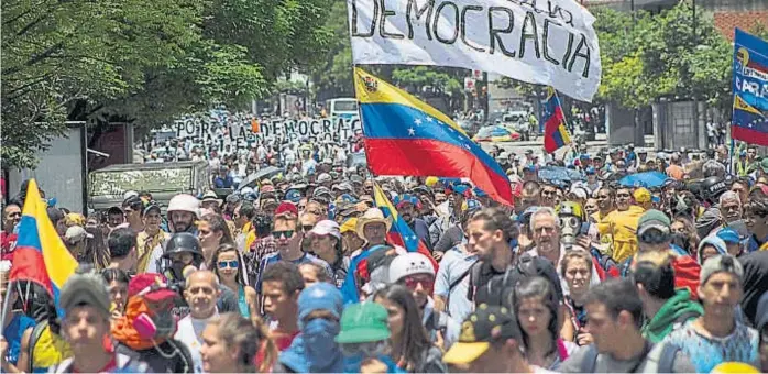  ?? (AP) ?? En la calle. Cientos de opositores a Maduro y a la Constituye­nte marcharon ayer en respaldo a alcaldes condenados por el Tribunal Supremo de Justicia por no impedir “trancazos” y protestas.