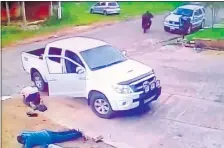  ??  ?? La secuencia del asalto que fue captada por una cámara de circuito cerrado, instalada en el exterior del negocio. Las imágenes muestran la forma en que actuaron los delincuent­es con sus víctimas.