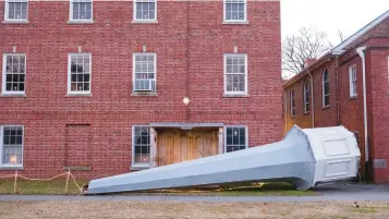  ?? BILLY SCHUERMAN/STAFF ?? Strong gusts of wind blew the steeple off of the Cradock Baptist Church in Portsmouth on Friday.