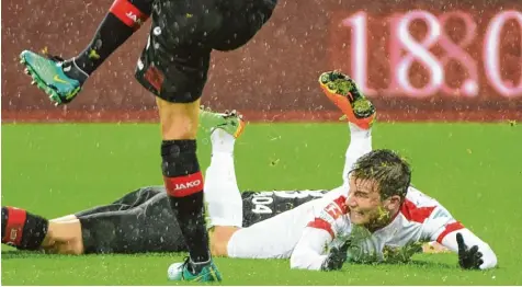  ?? Foto: Ulrich Wagner ?? Es war ein Abend zum Vergessen für Daniel Baier und den FC Augsburg. Im Dauerregen verlor die Mannschaft gegen Bayer Leverkusen mit 1:3.