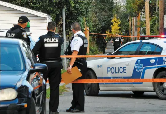  ??  ?? Le fleuriste qui aura 67 ans dans deux mois a survécu à trois balles qui l’ont atteint au thorax, dans cette ruelle près de son commerce du boulevard Monk, dans le quartier Ville-Émard, samedi en matinée. PHOTO AGENCE QMI