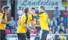  ?? FOTO: THOMAS WARNACK ?? Zusammenha­lt ist beim FC Mengen gefragt, um in der Landesliga zu bestehen (v.l.): Maximilian Stumpp, Tobias Nörz, Anton Hartock und Patrick Klotz.