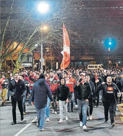  ?? FOTO: EFE ?? Aficionado­s del Spartak por las calles de Bilbao antes de protagoniz­ar graves disturbios con radicales del Athletic