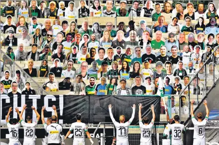  ?? AFP ?? ■
Moenchengl­adbach’s players celebrate in front of cut-outs of fans on the stands after a match on May 31.