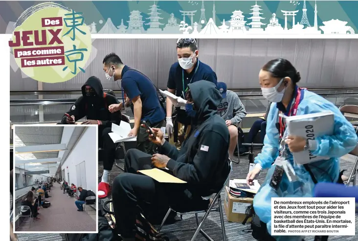  ?? PHOTOS AFP ET RICHARD BOUTIN ?? De nombreux employés de l’aéroport et des Jeux font tout pour aider les visiteurs, comme ces trois Japonais avec des membres de l’équipe de basketball des États-unis. En mortaise, la file d’attente peut paraître interminab­le.