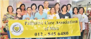  ??  ?? (Front, from third right) Jackie and PCAM president Dr Loh Yunn Hua joining members of the event organising committee to promote the associatio­n’s upcoming annual charity dinner.