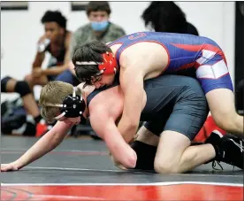  ?? GEORGE SPITERI — THE MACOMB DAILY ?? Josh Noble (top) of Cousino wins a match at 171 pounds during the MAC Blue quad at Roseville on Wednesday.