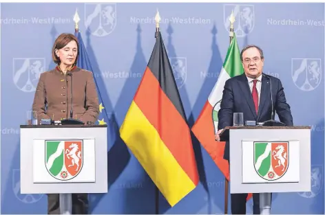  ?? FOTO: MARCEL KUSCH/DPA ?? NRW-Schulminis­terin Yvonne Gebauer (FDP) mit Armin Laschet (CDU) bei der Pressekonf­erenz am Mittwoch.