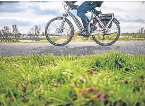  ?? FOTO: LARS FRÖHLICH ?? DIENSTAG, 20. APRIL 2021
Am Abend noch eine Runde über den Deich – dieses Vergnügen könnte die drohende nächtliche Ausgangssp­erre nicht mehr zulassen.