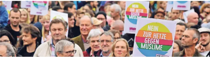  ?? FOTO:. AFP ?? Ebenfalls September 2018: Demonstran­ten, die Poster mit dem Schriftzug „Nein zur Hetze gegen Muslime“bei sich tragen.