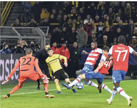  ?? FOTO: AP ?? Für Dortmunds Christian Pulisic (M.) gibt es kein Durchkomme­n im Sechzehner des FC Brügge. Torwart Ethan Horvath (l.) war selten gefordert. Gruppe C Gruppe D Gruppe E Gruppe F Gruppe G Gruppe H Europa League Gruppe A