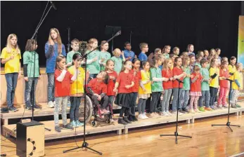  ?? SZ-FOTO: HOG ?? Diese Kinder begeistert­en bei der Chorserena­de das Publikum in der Lindenhall­e.