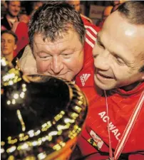  ?? BILD: SN/KRUGFOTO ?? Beim 50. Titel vor zwei Jahren feierte Helmut Mühlbacher mit Sportdirek­tor Max Außerleitn­er seine 24. Goldene mit der Mannschaft. Heuer geht es um seinen runden Titel.